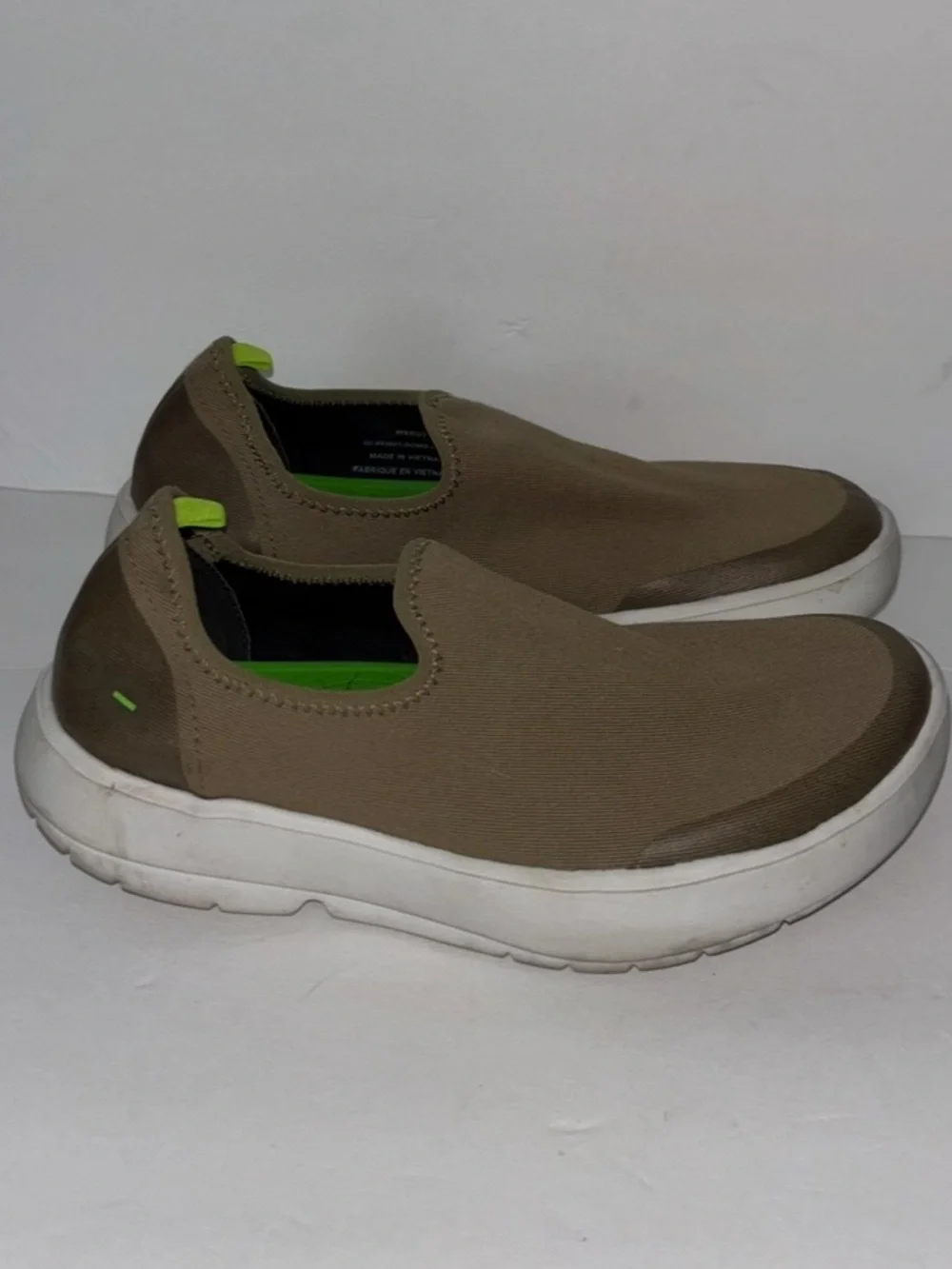 OOFOS OOmg eeZee Low Womens Size 8 Khaki Tan Walking Slip On Recovery Shoes
